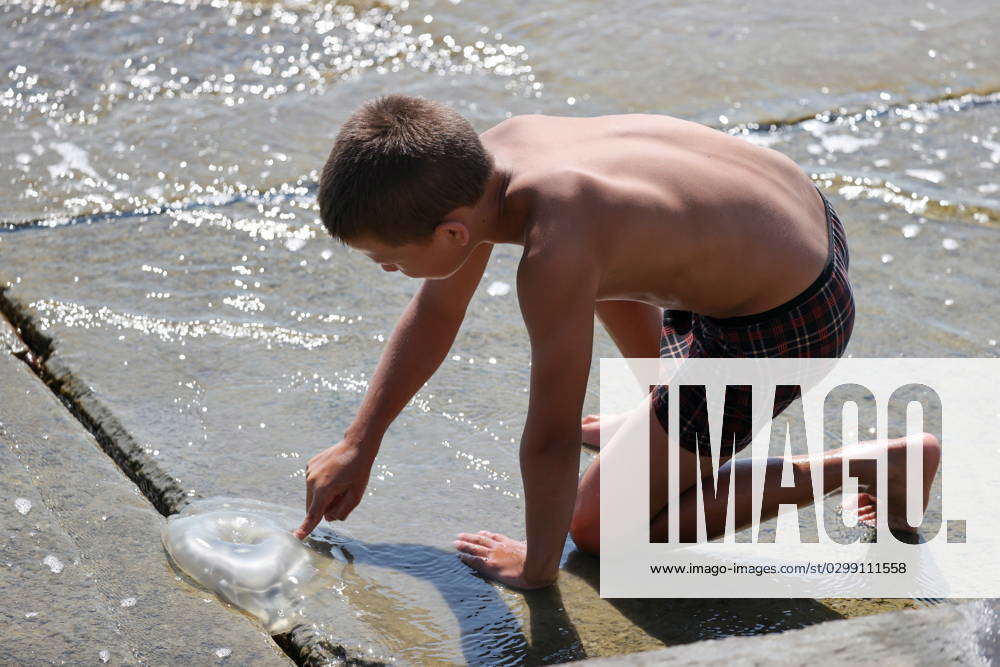 azov boys  Child lying on beach of Azov sea in summerの素材 ...