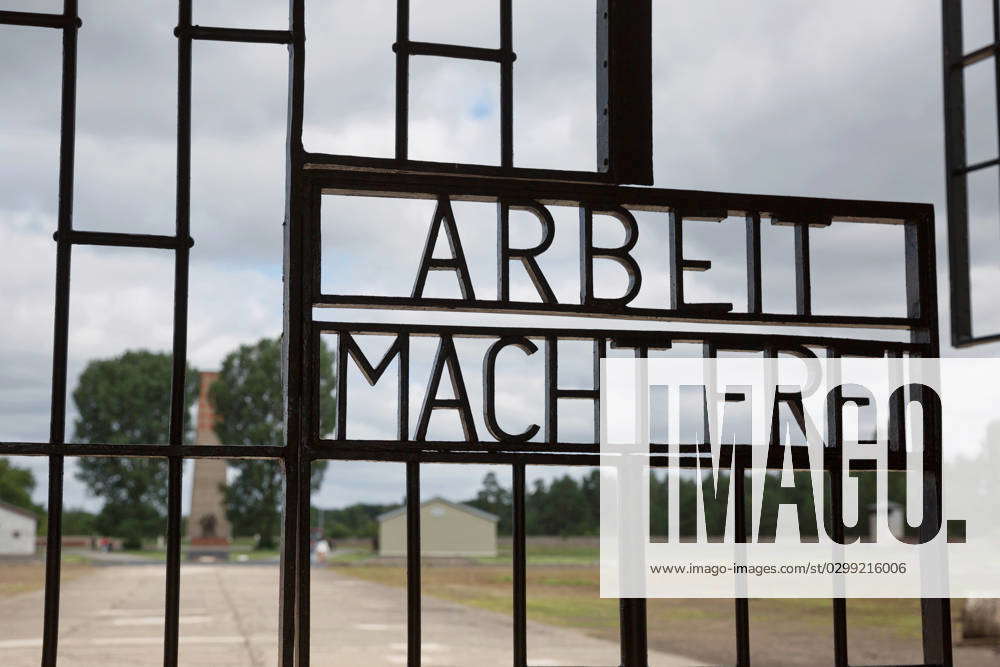 Entrance of Sachsenhausen-Oranienburg Nazi concentration camp. Arbeit ...