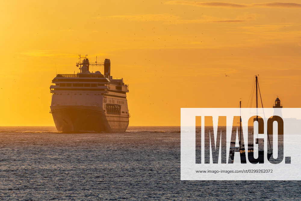 Bolette Cruise Ship at the Mouth of the Tyne during sunrise. Where ...