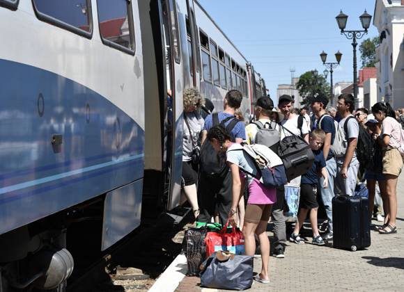 Russia Crimean Bridge 8480177 17.07.2023 Passengers board a train ...