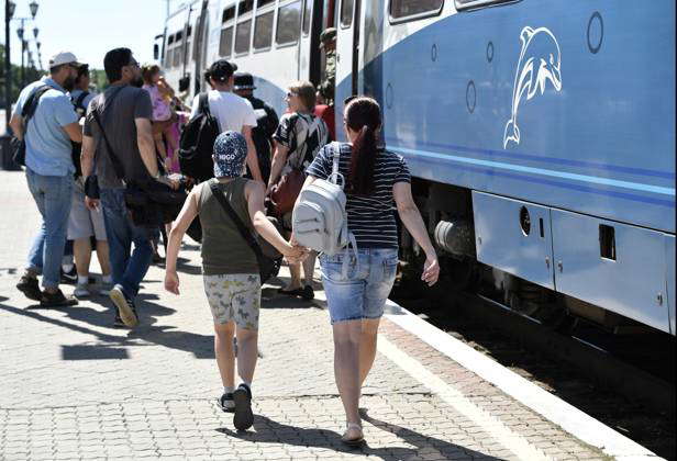 Russia Crimean Bridge 8480177 17.07.2023 Passengers board a train ...