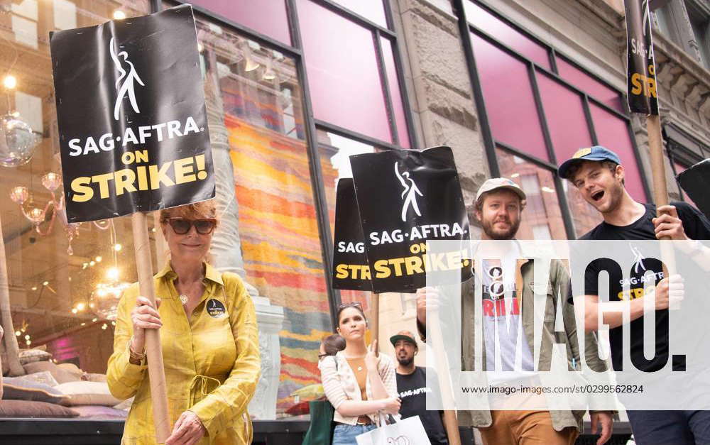 SAG AFTRA Protest Line continues at Netflix HQ in New York City ...