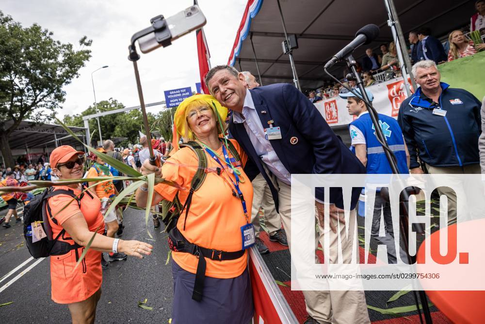 Nijmegen Hikers Take A Picture With March Leader Henny Sackers On The