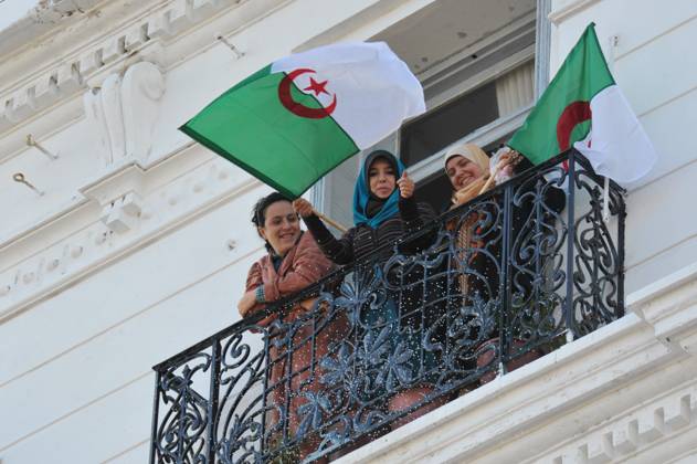 Francois Hollande begins visit to Algeria Atmosphere at the Houari ...