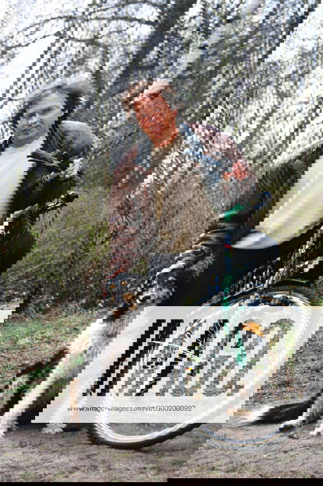 Thomas Natschinski, deutscher Sänger und Komponist, bei einer Radtour