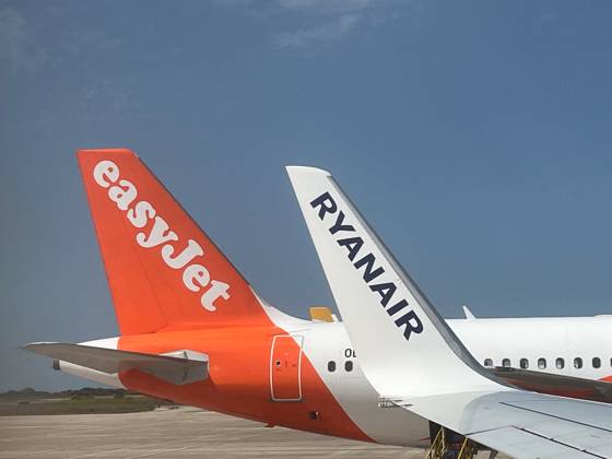 Illustration Of Low-Cost Airline Ryanair And EasyJet - Spain Low-cost ...