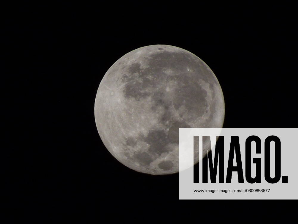 Super Moon Seen in Rio de Janeiro. (INT) Super Moon Seen in Rio de