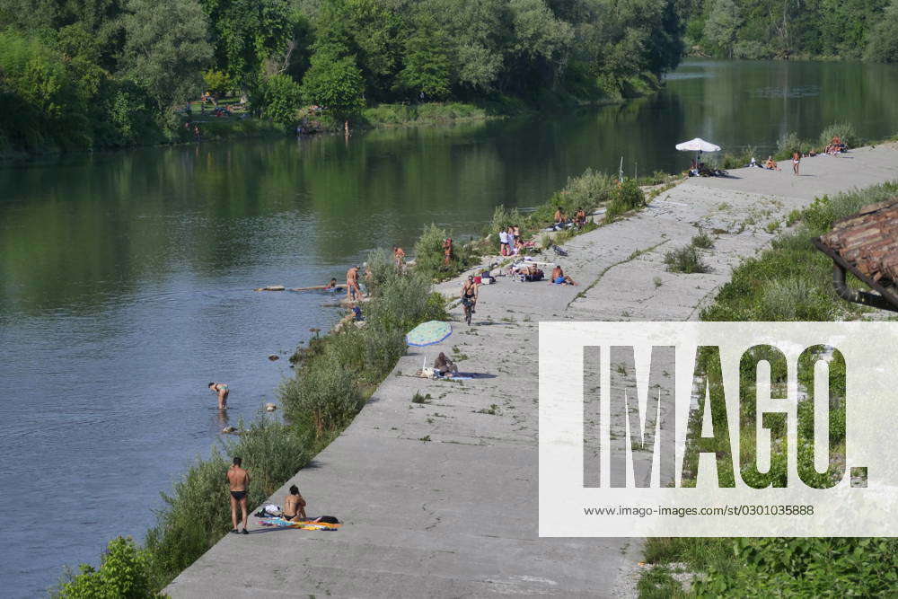 Despite the great danger, several bathers enter the Adda to bathe, an ...