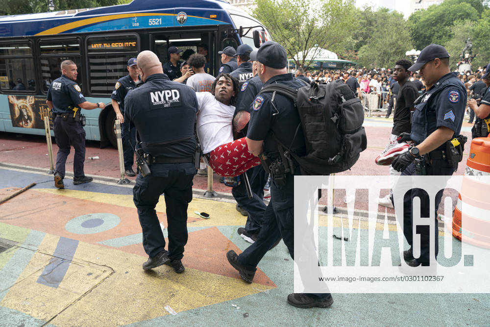 Manhattan Riot : Police make arrests after a riot in Manhattan s Union Square on Aug ...