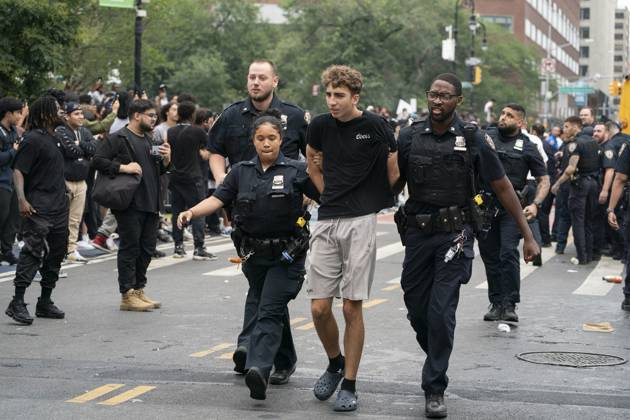: Police make arrests after a riot in Manhattan s Union Square on Aug ...