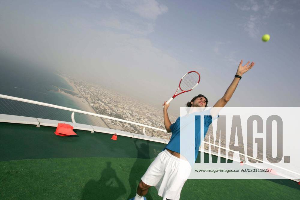 73786 15 World N 1 Roger Federer of Switzerland serves to American ...