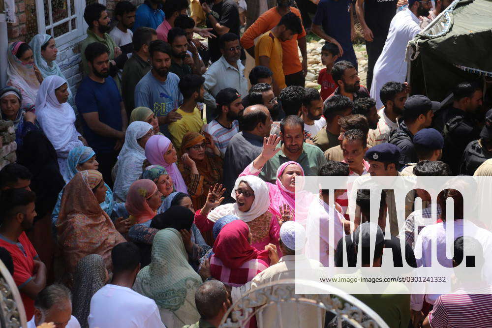 Three Indian soldiers killed in Kashmir clash Kashmiri villagers mourn ...