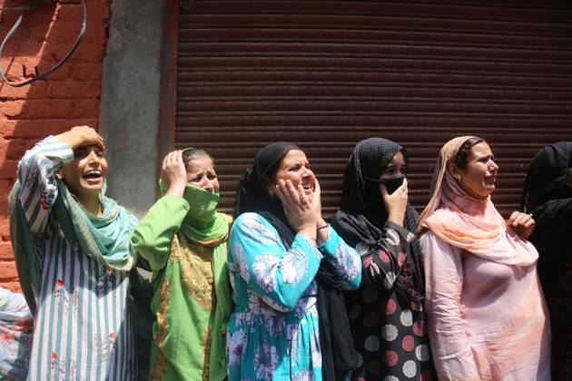 Three Indian soldiers killed in Kashmir clash Kashmiri villagers mourn ...