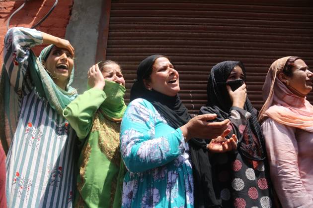 Three Indian soldiers killed in Kashmir clash Kashmiri villagers mourn ...