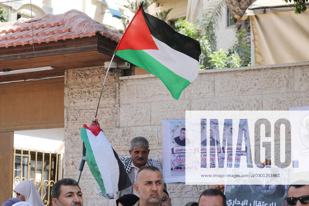 Palestinians take part in a protest in solidarity with prisones held in ...