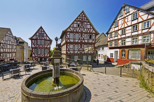 Fachwerkhaeuser on Grain market in the Historical Old Town, Germany ...