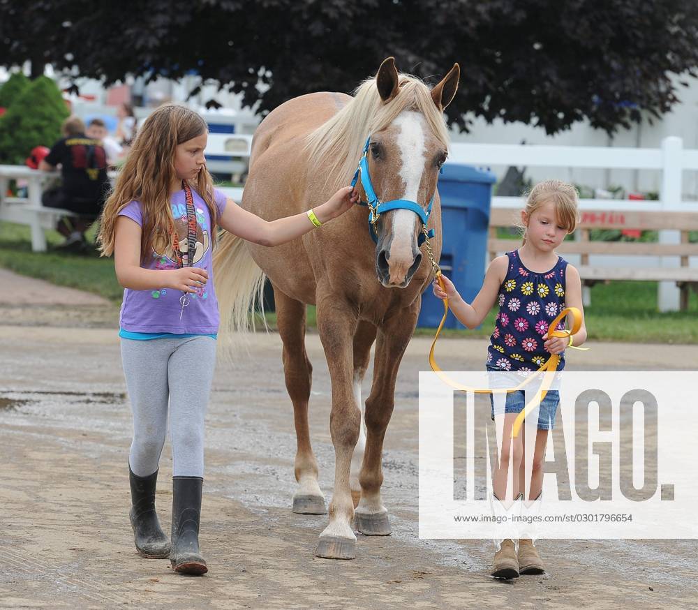 Syndication Kent Ravenna RecordCourier Kendall Bartz, 9, and Jordan