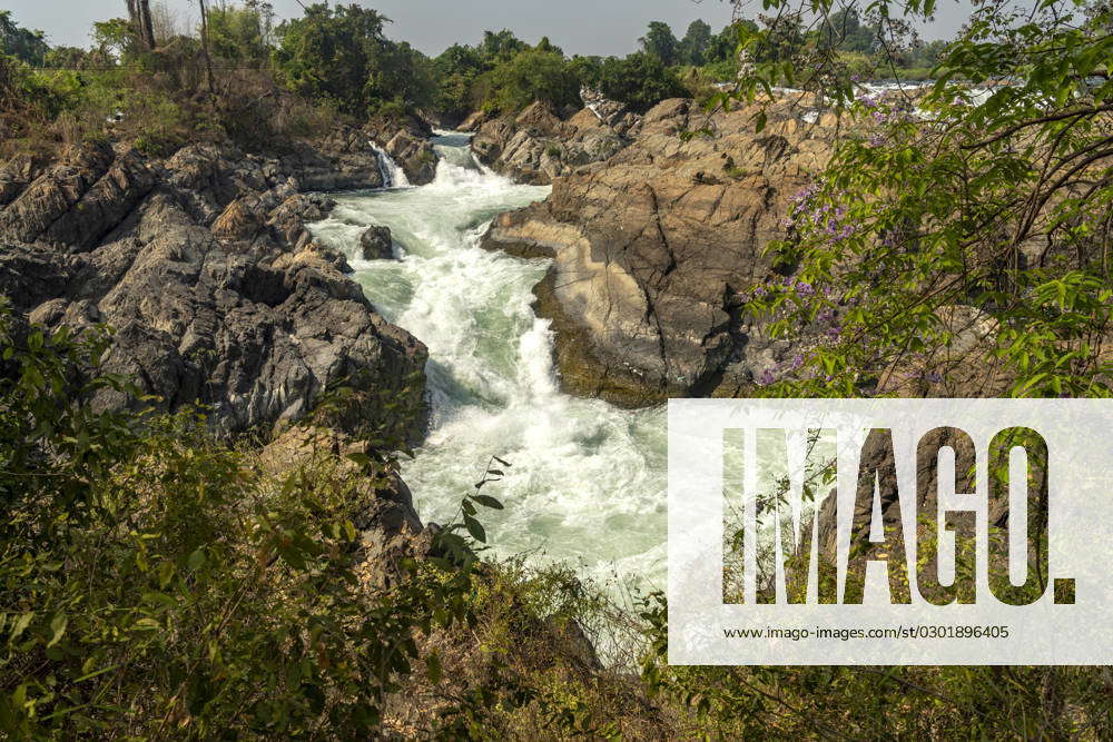 Li Phi Somphamit Waterfall Li Phi Somphamit Waterfall at Mekong River ...