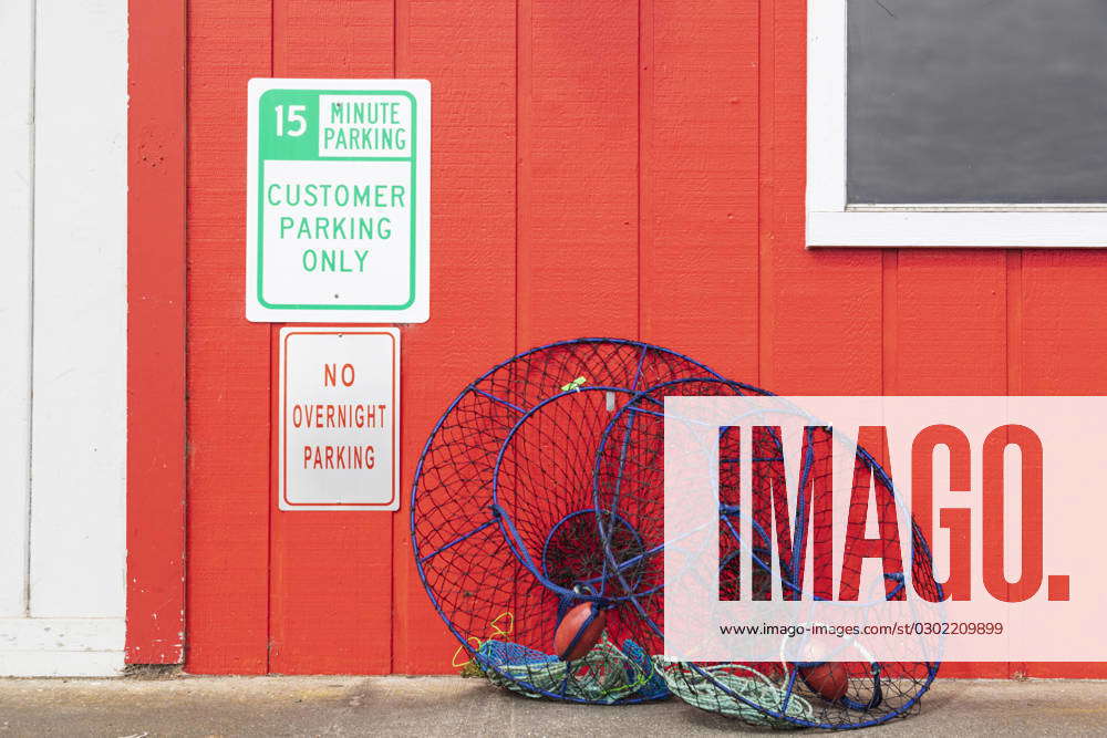 coos-bay-oregon-usa-crab-traps-leaning-against-a-wall-on-the-oregon