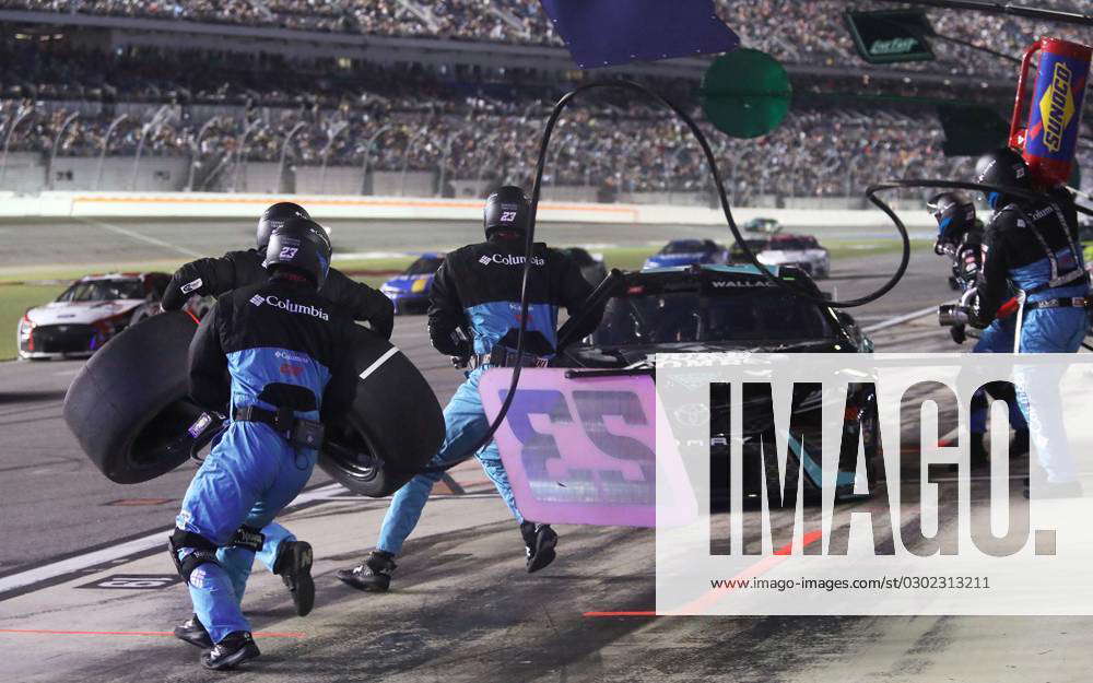 Syndication: Daytona Beach News-Journal The pit crew jumps into action ...