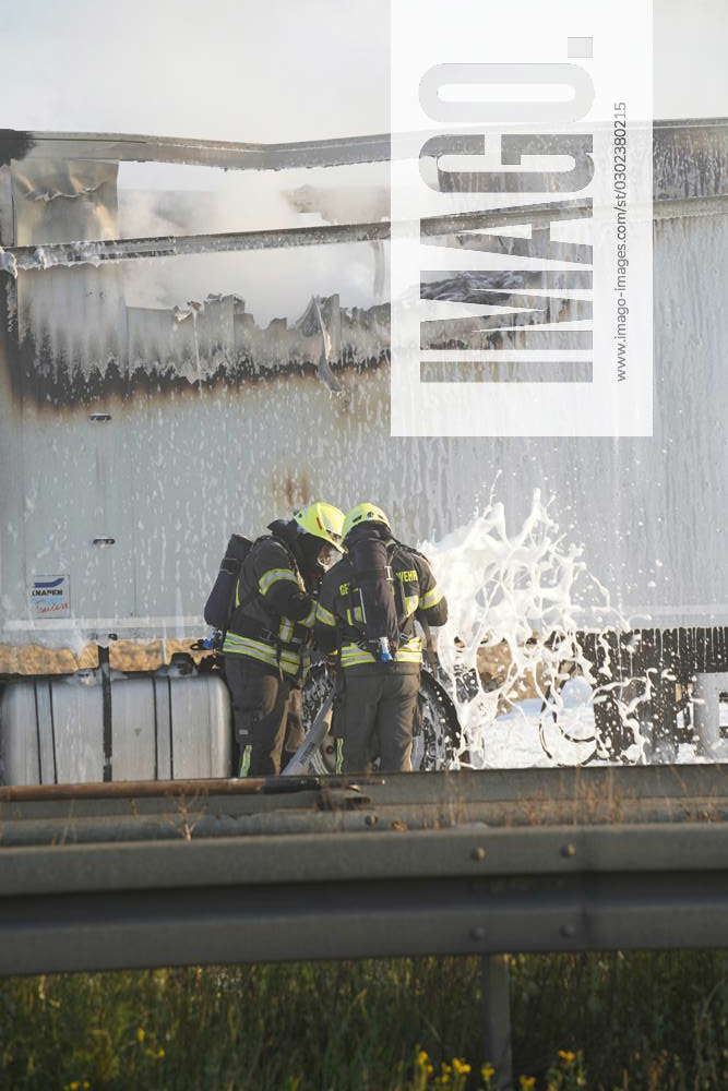 BAB4 LKW geht während der Fahrt in Flammen auf 18 07 2023 gegen 18 45 Uhr BAB4 DD in FR