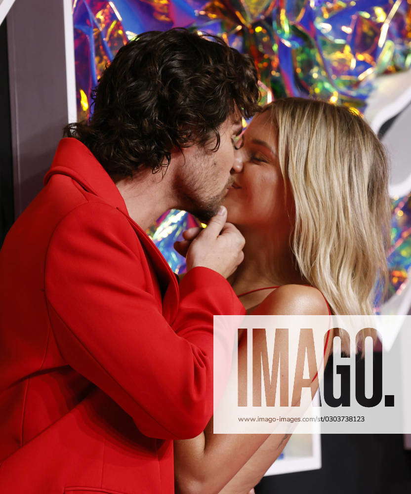 Kelsea Ballerini and Chase Stokes kiss on the red carpet at the 2023 MTV Video  Music