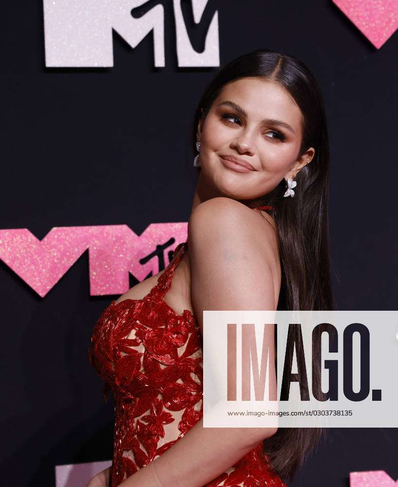 Selena Gomez arrives on the red carpet at the 2023 MTV Video Music ...