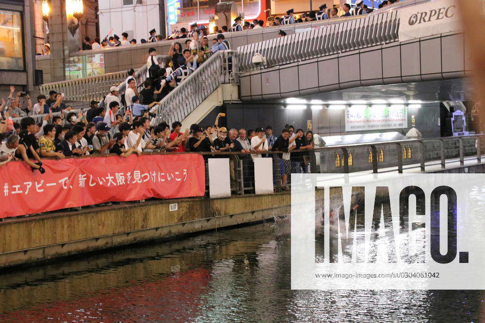 In Photos: Hanshin Tigers, fans celebrate winning Central League  title［写真特集7/17］- 毎日新聞