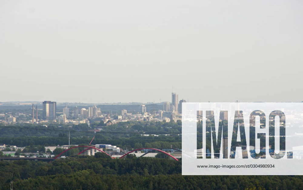 Blick vom Tetreader Bottrop auf die Skyline von Essen, Deutschland ...