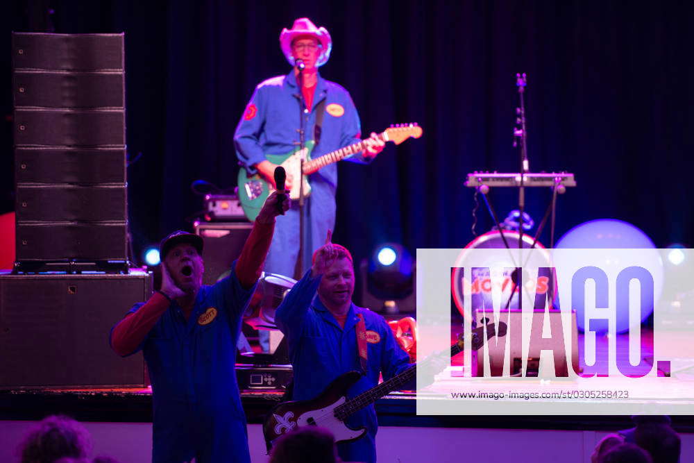 Imagination Movers Scott Durbin and Dave Poche encourage kids to get up ...