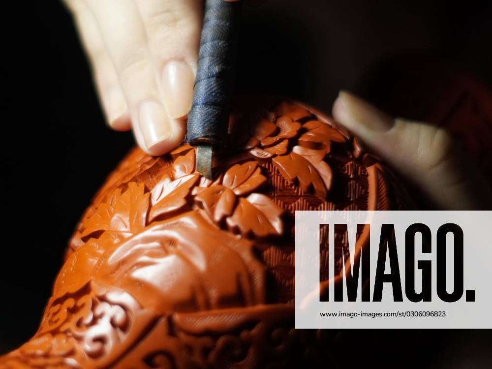 (230927) -- BEIJING, Sept. 27, 2023 -- Hai Yan makes a carved lacquer ...