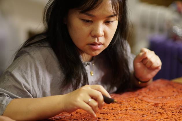 (230927) -- BEIJING, Sept. 27, 2023 -- Hai Yan consults on the carving ...