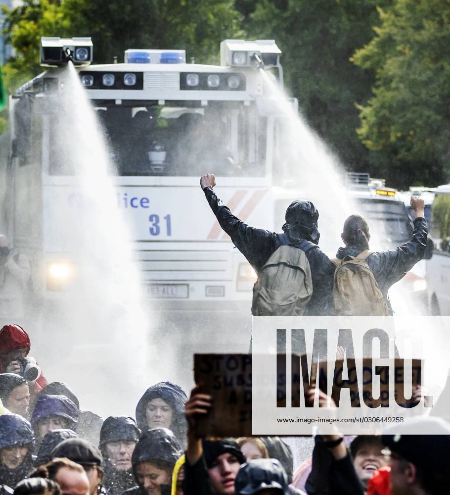 THE HAGUE The Police Are Using A Water Thrower Against Climate   M 