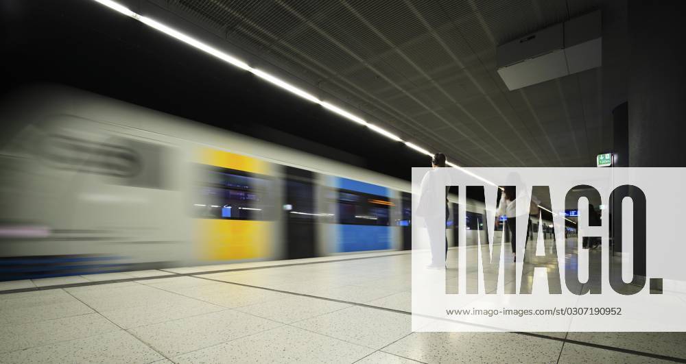 Underground Train Stop underground Einfahrende S Railroad, Train, Generation 2023, Stop, Train ...