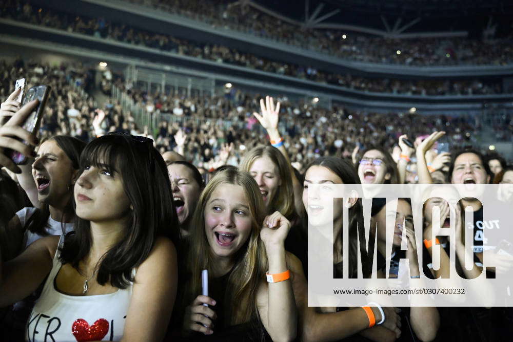 Fans 06.10.2023 - Joker Out performing at the sold-out Stozice Hall in ...