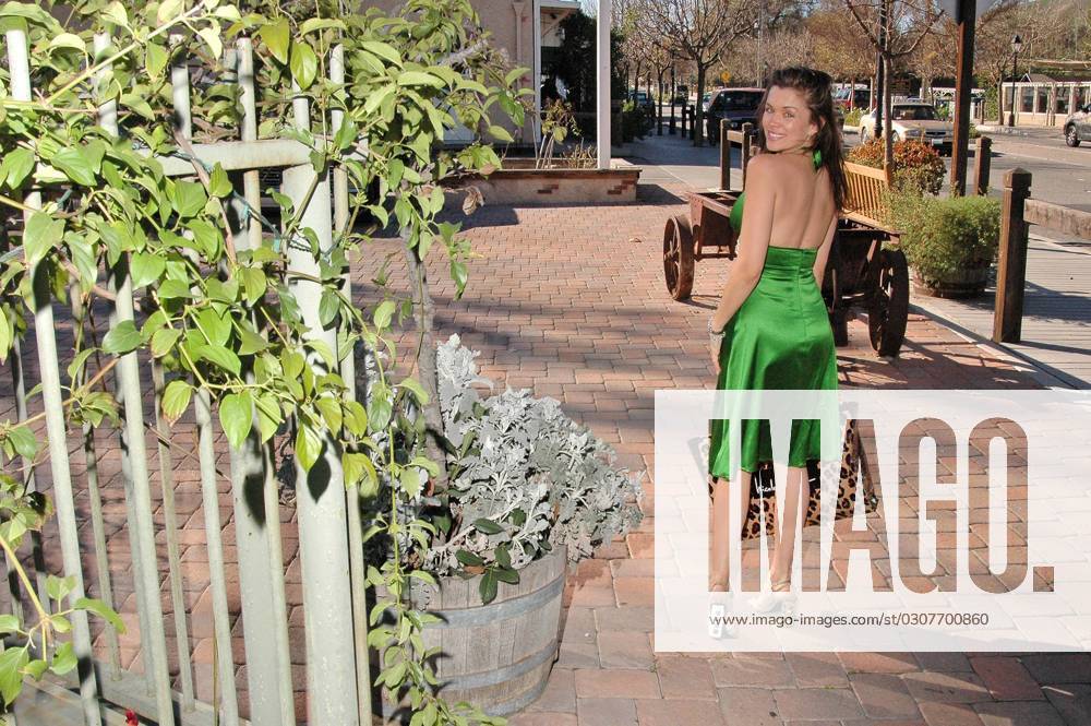 Alicia Arden shops for Holiday gifts on Christmas Eve, Various