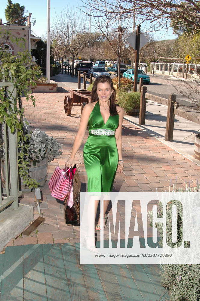 Alicia Arden shops for Holiday gifts on Christmas Eve, Various