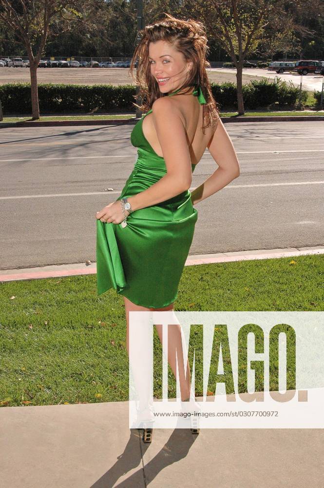 Alicia Arden shops for Holiday gifts on Christmas Eve, Various