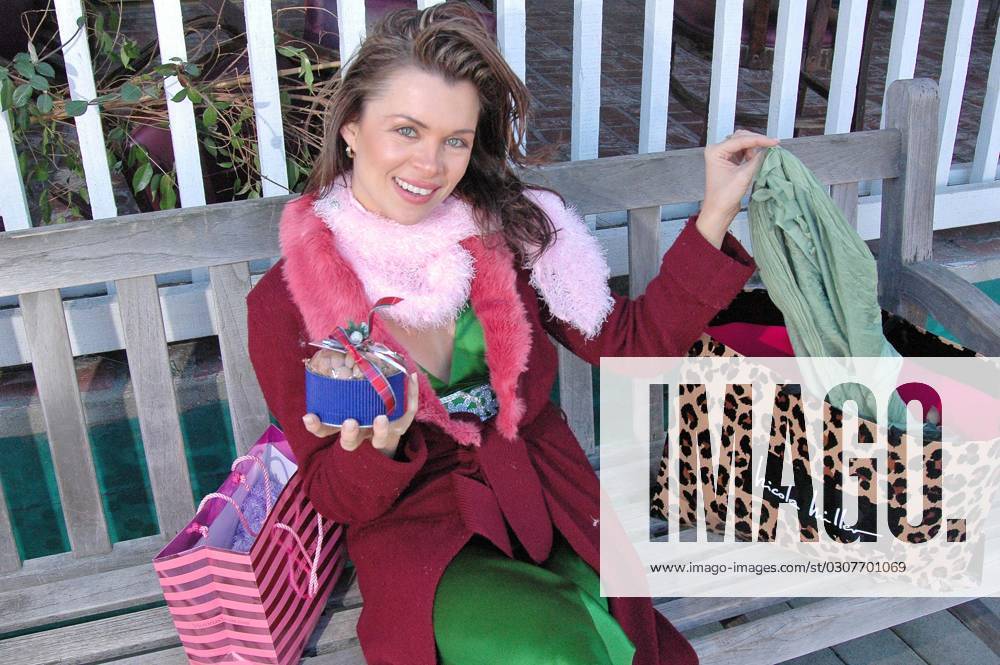Alicia Arden shops for Holiday gifts on Christmas Eve, Various