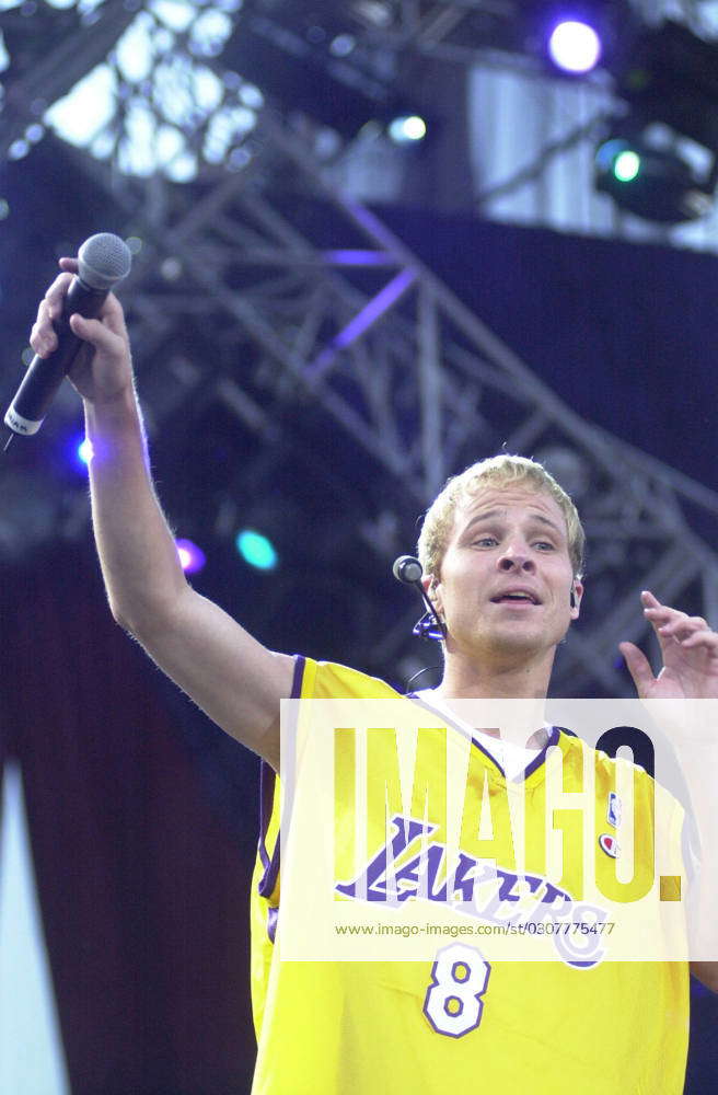 At the KIIS FM annual Wango Tango concert, Dodger Stadium, 06-01-01 ...