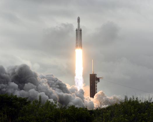 The SpaceX Falcon Heavy rocket launches NASA s PSYCHE satellite at 10: ...