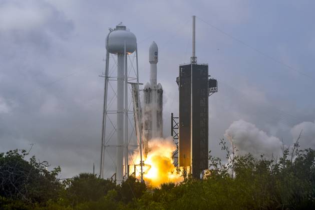 The SpaceX Falcon Heavy rocket launches NASA s PSYCHE satellite at 10: ...