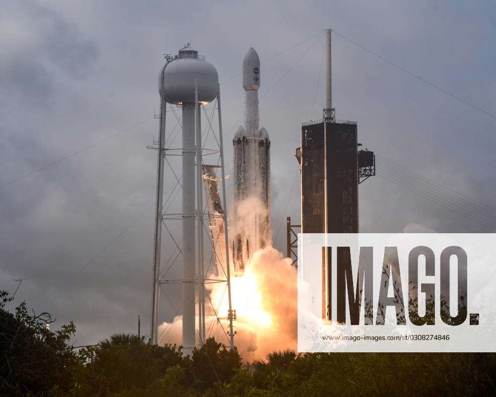 The SpaceX Falcon Heavy rocket launches NASA s PSYCHE satellite at 10: ...