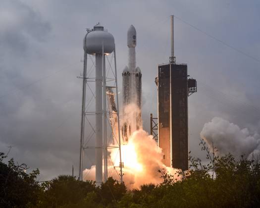 The SpaceX Falcon Heavy rocket launches NASA s PSYCHE satellite at 10: ...