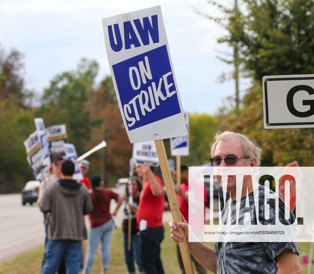 Syndication: USA TODAY Mike Greenwell joined other members of UAW