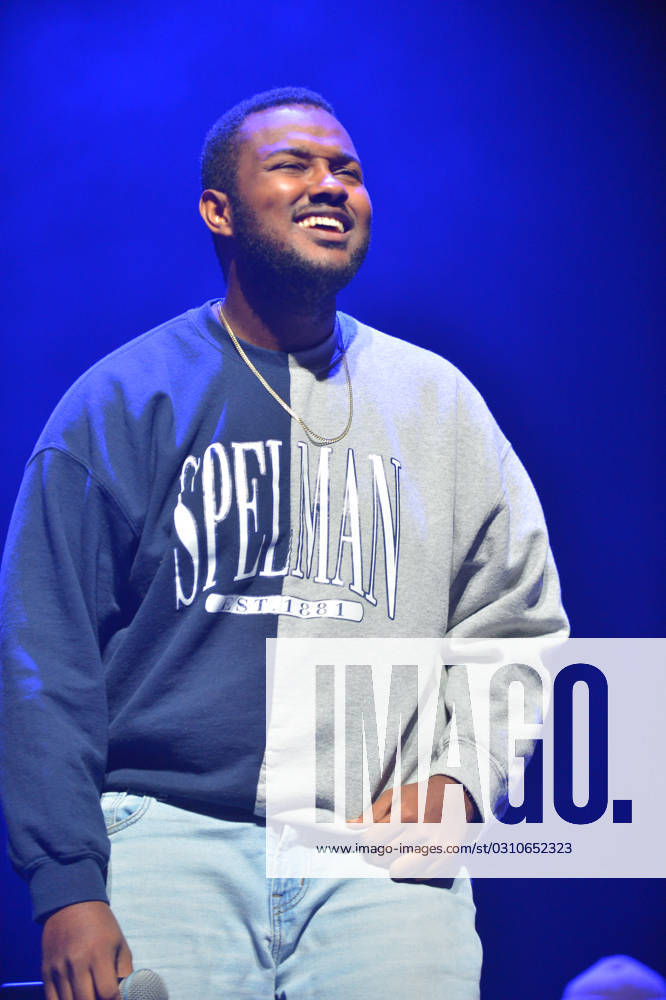 Travian Toronto Rapper CORAL GABLES, FLORIDA - OCTOBER 26: Che Am join Travian McNair on stage ...