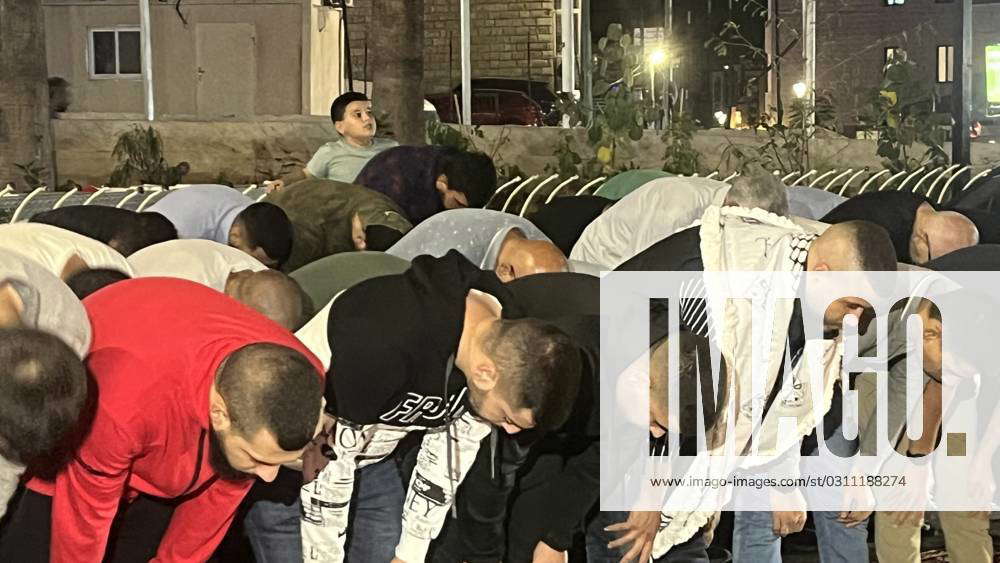 Palestinians pray to God in the street to end the war RAMALLAH (PALESTINE