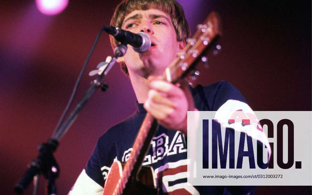 Lee Mavers and The La s performing live in the early 1990 s. AVI Retna ...