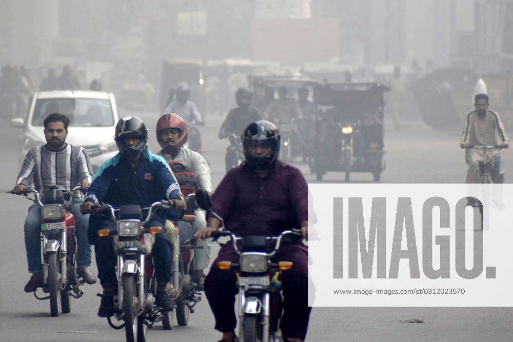 (231102) -- LAHORE, Nov. 2, 2023 -- People drive on a road during smog ...