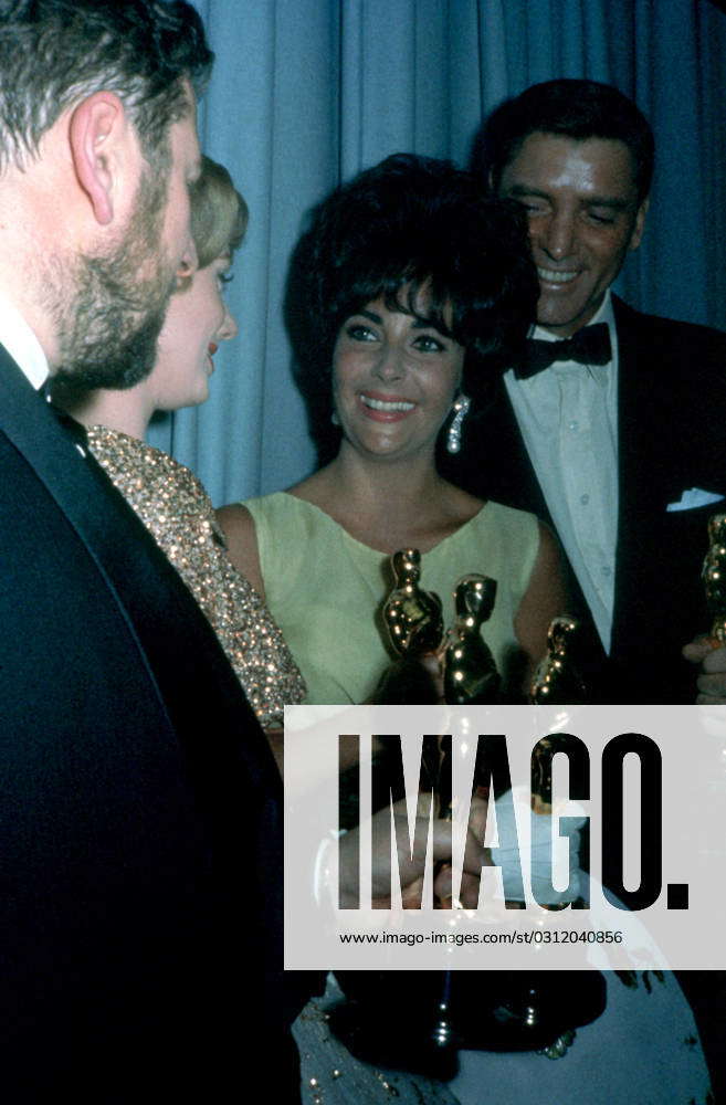 Elizabeth Taylor photographed with Best Actress prize at the 1960 ...